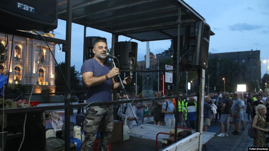 Voditelj Smiljan Banjac u obraćanju građanima na protestu (FoNet)