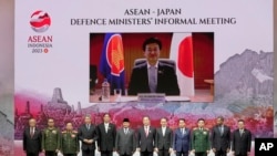 Menteri Pertahanan Jepang Minoru Kihara (atas), hadir melalui secara virtual selama Pertemuan Informal Menteri Pertahanan Perhimpunan Bangsa-Bangsa Asia Tenggara (ASEAN)-Jepang di Jakarta, Rabu, 15 November 2023. (AP/Dita Alangkara)