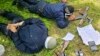 Na ovoj fotografiji koju je dostavilo Ministarstvo unutrašnjih poslova Srbije su trojica kosovskih policajaca koje su zarobili srpski policajci, 14. juni 2023. 