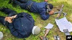 Na ovoj fotografiji koju je dostavilo Ministarstvo unutrašnjih poslova Srbije su trojica kosovskih policajaca koje su zarobili srpski policajci, 14. juni 2023. 