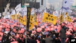 Para dokter melakukan unjuk rasa menentang kebijakan medis pemerintah di Seoul, Korea Selatan, 3 Maret 2024. (Foto: AP)