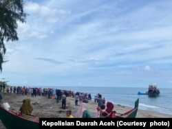 Kapal pengangkut ratusan pengungsi Rohingya yang ditolak berlabuh di Desa Pulo Pineung Meunasah Dua, Kecamatan Jangka, Kabupaten Bireuen, Aceh, Kamis, 16 November 2023. (Courtesy: Polda Aceh)