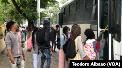 Cidadãos no Lubango, Angola, tentam subir um autocarro.