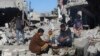 ជនជាតិ​ប៉ាឡេស្ទីន​ចម្អិន​អាហារ​នៅ​ខាងមុខ​អគារ​បាក់បែក​អំឡុង​បទឈប់បាញ់រវាង​ហាម៉ាស់​និង​អ៊ីស្រាអែលPalestinians cook bread by their destroyed homes in Gaza during the temporary cease-fire between Hamas and Israel on Nov. 29, 2023. 