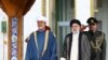 Sultan Oman Sultan Haitham bin Tariq Al Said (kiri) dan Presiden Iran Ebrahim Raisi menghadiri upacara penyambutan untuk Sultan Haitham di Istana Saadabad di Teheran, Iran, pada 28 Mei 2023. (Foto: Iranian Presidency Office via AP)