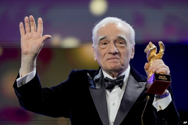 Martin Scorsese memegang penghargaan beruang emas kehormatan yang diberikan pada Festival Film Internasional 'Berlinale', Berlin, 20 Februari 2024. (AP Photo/Markus Schreiber)