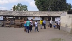 Eleitores fazem a fila para votar nas Eleições Autárquicas em Moçambique.