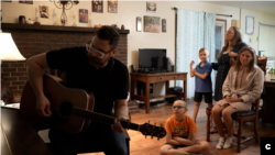 Батько Нік Вайт грає на гітарі для своєї сім'ї