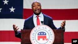 ARCHIVO - El candidato presidencial republicano, el senador Tim Scott, habla en la cena Lincoln 2023 del Partido Republicano de Iowa en Des Moines, Iowa, el 28 de julio de 2023.