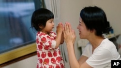 salah satu adegan dalam film dokumenter 'The Ones Left Behind: The Plight of Single Mothers in Japan,' yang disutradarai oleh Rionne McAvoy. (Foto: Japan Media Services via AP)