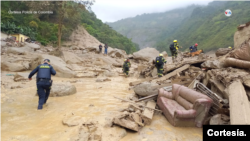 Las intensas lluvias provocaron la creciente del río Naranjal, que se desbordó arrasando varias viviendas del municipio de Quetame, Cundinamarca, en el centro de Colombia. [Foto: cortesía de la Policía de Colombia]