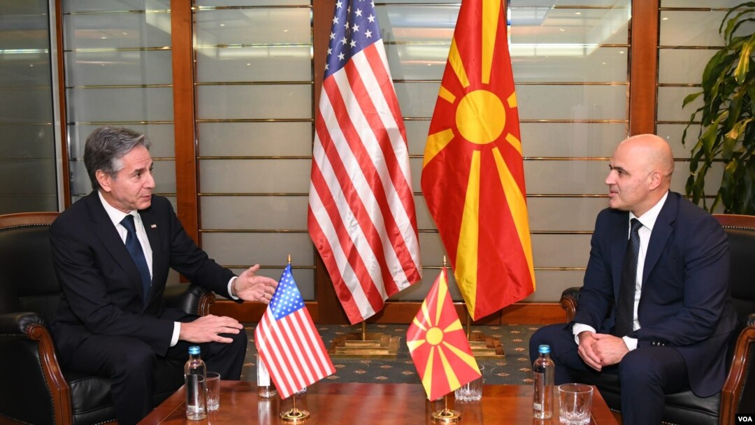 Američki državni sekretar Entoni Blinken i severnomakedonski premijer Dimitar Kovačevski u Skoplju, 29. novembra 2023. (Foto: VOA)