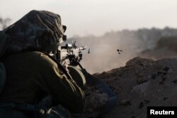 Izraelski vojnik otvara vatru iz svog oružja tokom kopnene operacije izraelske vojske protiv palestinske islamističke grupe Hamas, na Pojasu Gaze, na fotografiji koju su objavile Izraelske odbrambene snage (IDF), 13. novembra 2023.