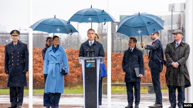NATO'nun 32'nci üyesi olan İsveç için Brüksel'de tören düzenlendi.