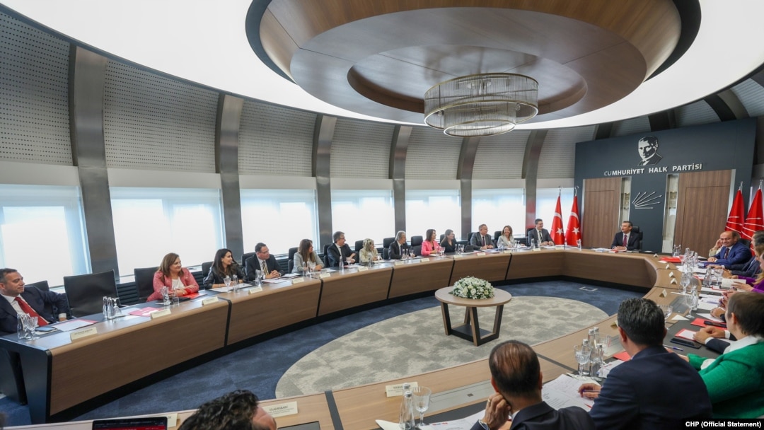 Cumhuriyet Halk Partisi Genel Başkanı Özgür Özel, 38. Olağan Kurultay sonrası ilk Merkez Yönetim Kurulu toplantısına başkanlık etti.
