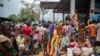 Pessoas deslocadas da província de Cabo Delgado reúnem-se para receber ajuda humanitária do Programa Alimentar Mundial (PMA) na Escola da Tribuna 21 de abril, na vila de Namapa, distrito de Erati, em Nampula, Moçambique, a 27 de fevereiro de 2024.