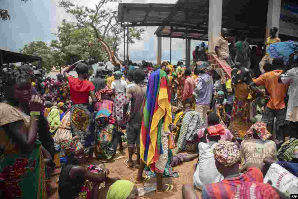 Pessoas deslocadas da província de Cabo Delgado reúnem-se para receber ajuda humanitária do Programa Alimentar Mundial (PMA) na Escola da Tribuna 21 de abril, na vila de Namapa, distrito de Erati, em Nampula, Moçambique, a 27 de fevereiro de 2024.