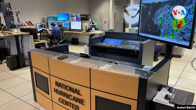 Meteorólogos monitorean minuto a minuto la actividad ciclónica en el Atlántico desde el Centro Nacional de Huracanes en Miami, Florida, el 31 de mayo de 2023.