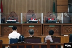 So Kasander, Metty Kapantow dan Jane Sander (membelakangi) mendengarkan putusan hakim dalam sidang putusan tindak kekerasan majikan terhadap PRT, Siti Khotimah berlangsung di Pengadilan Negeri Jakarta Selatan, Senin (24/7) sore. (VOA/Indra Yoga)