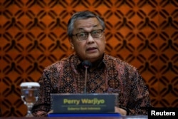 Gubernur Bank Sentral Perry Warjiyo berbicara saat konferensi pers di Kantor Pusat Bank Indonesia di Jakarta, 17 Januari 2024. (Foto: REUTERS/Willy Kurniawan)