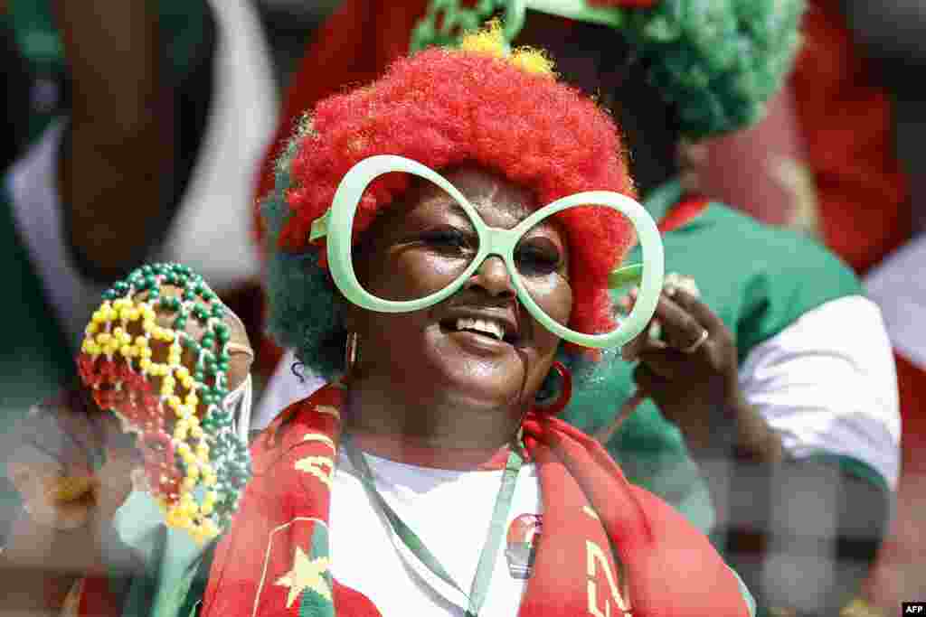 Une supportrice burkinabè en costume regarde le match de football du groupe D de la Coupe d&#39;Afrique des Nations (CAN) 2024 entre l&#39;Algérie et le Burkina Faso au Stade de la Paix à Bouaké le 20 janvier 2024.