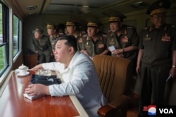 27일 북한이 김정은 북한 국무위원장이 제2경제위원회산하 국방공업기업소가 생산한 유도 기능이 적용된 240mm 신형 방사포 시험사격을 참관하고 있다. (사진출처: 조선중앙통신)