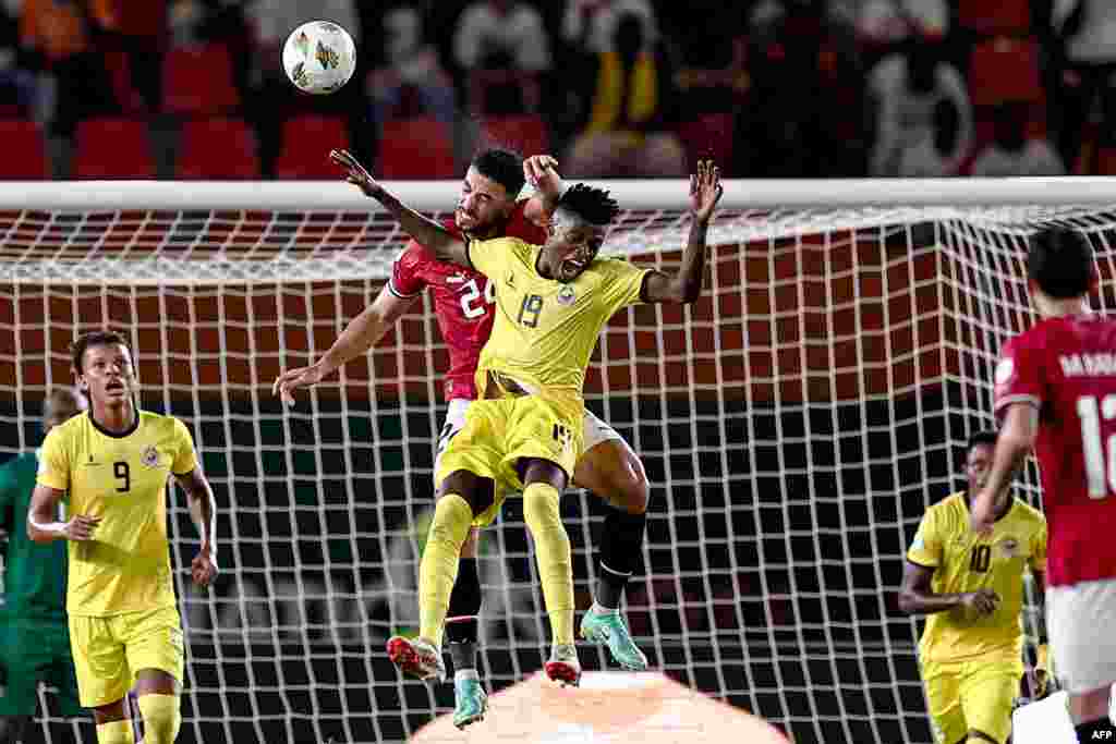 O avançado moçambicano Witi disputa a bola com o defesa egípcio Mohamed Abdelmonem durante o jogo de futebol do grupo B da Taça das Nações Africanas (CAN) 2024, entre o Egipto e Moçambique, em Abidjan, a 14 de janeiro de 2024. (Foto de FRANCK FIFE / AFP)