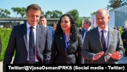 Kosovska predsednica Vjosa Osmani u društvu francuskog predsednika Emanuela Makrona i nemačkog kancelara Olafa Šolca (Foto: Twitter/@VjosaOsmaniPRK)