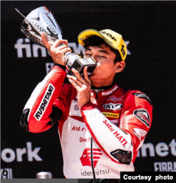 Fadillah Arbi Aditama ketika menerima trofi juara Junior GP Catalunya 2023 (courtesy IG: @f.arbi93).