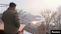 资料照片：朝中社发布的照片显示朝鲜领导人金正恩在东仓里卫星发射场指导火箭发动机试验。(2022年12月15日)