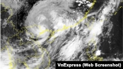 Tâm bão Talim tại biên giới Việt Nam-Trung Quốc hôm 18/7. (Ảnh vệ tinh NHCMF qua chụp màn hình Tuổi Trẻ)
