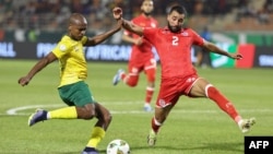 L'attaquant sud-africain Percy Tau face au défenseur tunisien Ali Abdi. (Photo Fadel Senna / AFP)