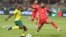 L'attaquant sud-africain Percy Tau face au défenseur tunisien Ali Abdi. (Photo Fadel Senna / AFP)
