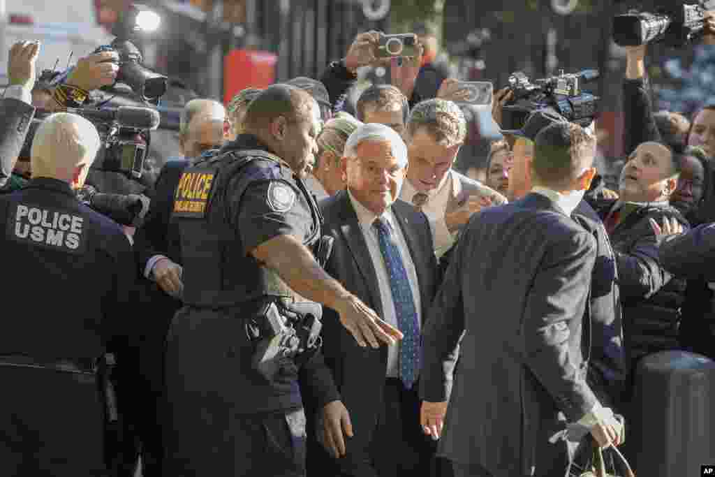 Демократскиот американски сенатор Боб Менендез од Њу Џерси пристигнува во федералниот суд во Њујорк. Менендез е обвинет дека ја искористил својата функција за тајно да ги унапредува египетските интереси и да врши услуги за локални бизнисмени во замена за мито со готовина и златни прачки.