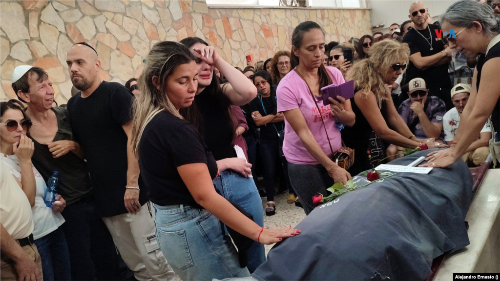 Amigos y allegados rezan durante el funeral de la colombiana Ivonne Rubio, muerta durante el ataque sorpresa de Hamás, muy cerca de la frontera con Gaza. Jerusalén,&nbsp;12 de octubre de 2023.