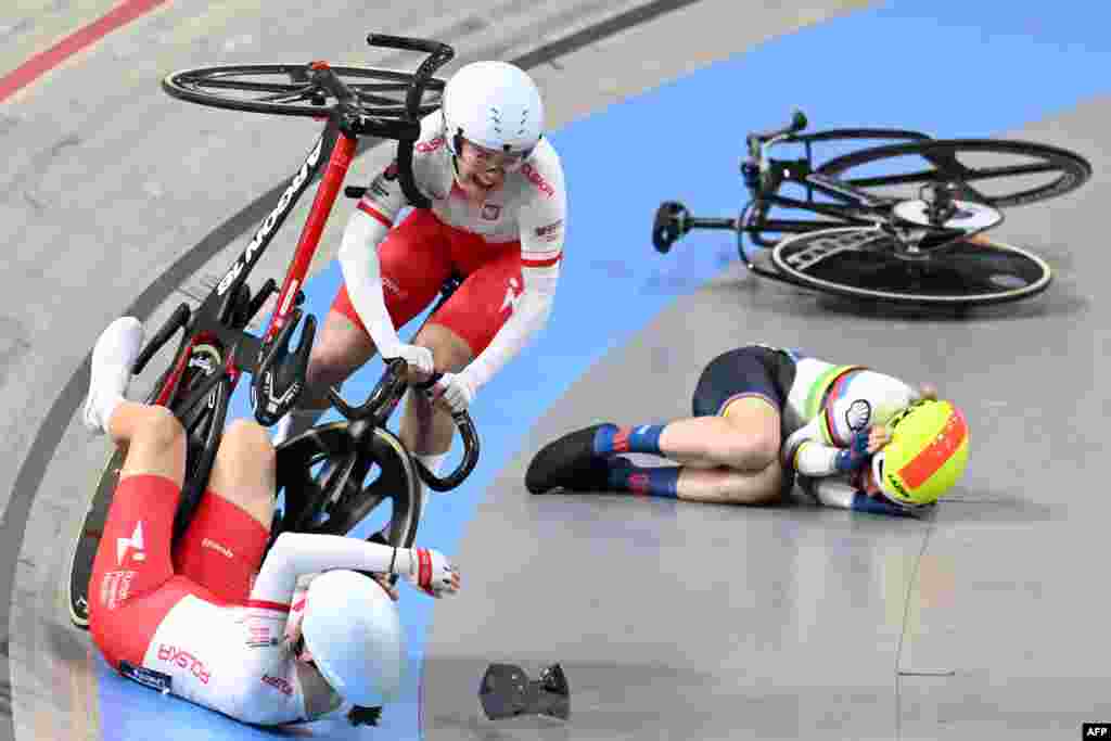 Poland&#39;s Daria Pikulik, Poland&#39;s Wiktoria Pikulik and Britain&#39;s Elinor Barker (R) crash in the Women&#39;s Madison race during the fifth day of the UEC European Track Cycling Championships in Apeldoorn, Netherlands.