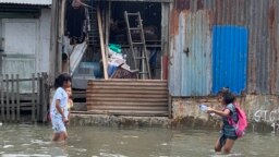 Anak-anak sedang bermain saat banjir rob melanda kawasan Kecamatan Medan Belawan, Kota Medan, Sumatra Utara, Jumat 19 Mei 2023