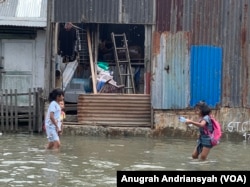 Anak-anak sedang bermain saat banjir rob melanda kawasan Kecamatan Medan Belawan, Kota Medan, Sumatra Utara, Jumat, 19 Mei 2023 (Anugrah Andriansyah)