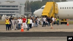 Migrantes guatemaltecos que fueron deportados de Estados Unidos desembarcan en el Aeropuerto Internacional La Aurora en la Ciudad de Guatemala, el 11 de mayo de 2023. México por su parte suspendió las deportaciones el martes 5 de diciembre por falta de fondos.