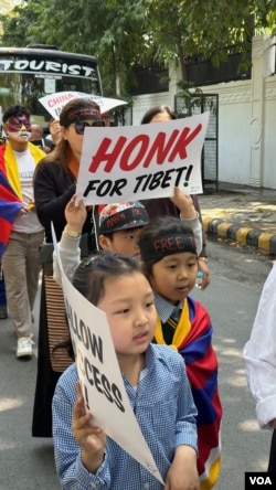 流亡藏人参加纪念西藏起义纪念日65周年的抗议游行