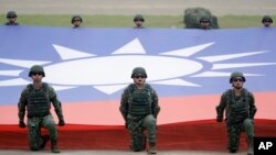 台湾军人在新竹举行军演时在台湾旗帜前唱台湾国歌。（2023年9月21日）