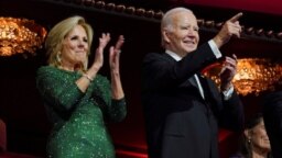 Presiden AS Joe Biden mengacungkan jari dan Ibu Negara Jill Biden bertepuk tangan saat menghadiri penghargaan Kennedy Center Honors ke-46, di Kennedy Center di Washington, AS, 3 Desember 2023. (Foto: REUTERS/Nathan Howard)