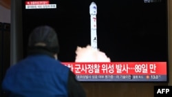 22일 한국 서울역에 설치된 TV에서 북한의 군사정찰위성 발사 관련 보도가 나오고 있다.