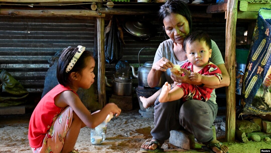 Seorang ibu memberi makan bayinya (foto: ilustrasi). 