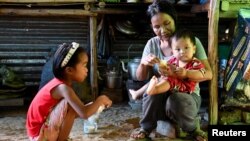 Seorang ibu memberi makan bayinya (foto: ilustrasi). 