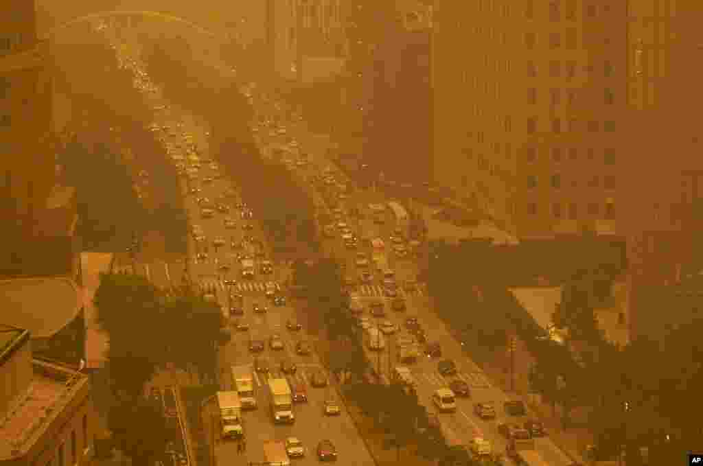 Traffic moves along in New York, June 7, 2023, amidst smokey haze from wildfires in Canada.&nbsp;