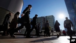 Para pelaju bergegas saat jam sibuk di Stasiun Shinagawa, Tokyo, 14 Februari 2024. (Foto: Eugene Hoshiko/AP Photo)