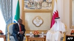 kiongozi wa Qatar Sheikh Tamim bin Hamad al-Thani (Kulia) alipokutana na Rais wa Afrika Kusini Cyril Ramaphosa katika Ikulu ya Kifalme huko Doha. Picha na Qatar Emiri Diwan / AFP. 