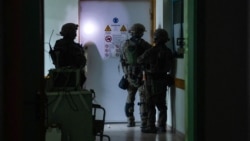 Gambar selebaran yang dirilis oleh IDF pada 15 November 2023, menunjukkan tentara Israel saat melakukan operasi di dalam rumah sakit Al-Shifa di Kota Gaza.