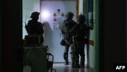 Gambar selebaran yang dirilis oleh IDF pada 15 November 2023, menunjukkan tentara Israel saat melakukan operasi di dalam rumah sakit Al-Shifa di Kota Gaza.